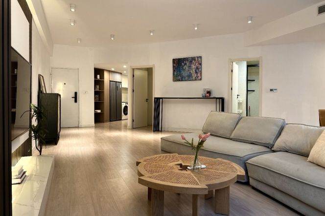 Spacious 2BR Apartment near Shanghai Indoor Stadium Metro (L4)