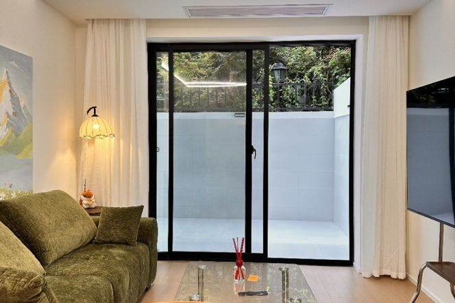 1BR Lane House near South Shaanxi Rd Metro with Terrace (L13)