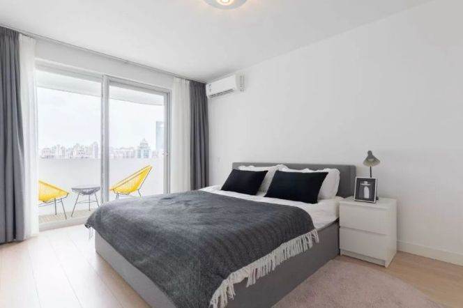 High-Floor 2BR Apartment near Xintiandi Metro (L9/L10/L13)