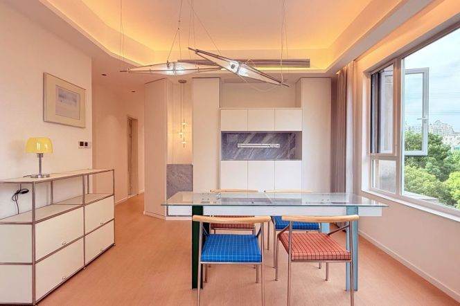 Spacious High-Ceiling 3BR Apartment in Gubei with Floor-to-Ceiling Windows