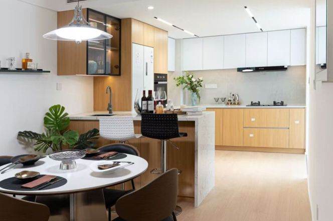 Spacious 2BR Apartment near Jiangsu Rd Metro (L2/L11)