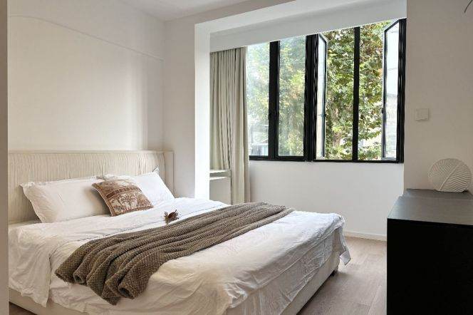 1BR Apartment in Old Xuhui (L10)