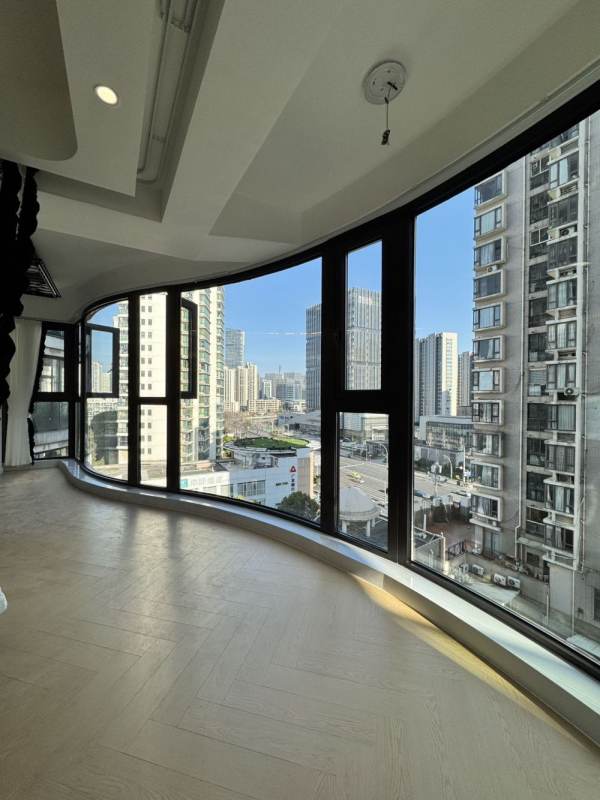 Housing image — Balcony