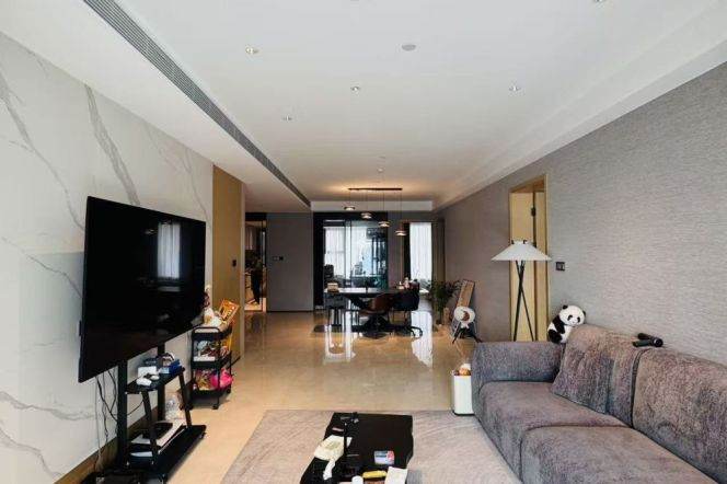 High-Floor Spacious 3BR Apartment near Qufu Rd Metro (L8/L12)