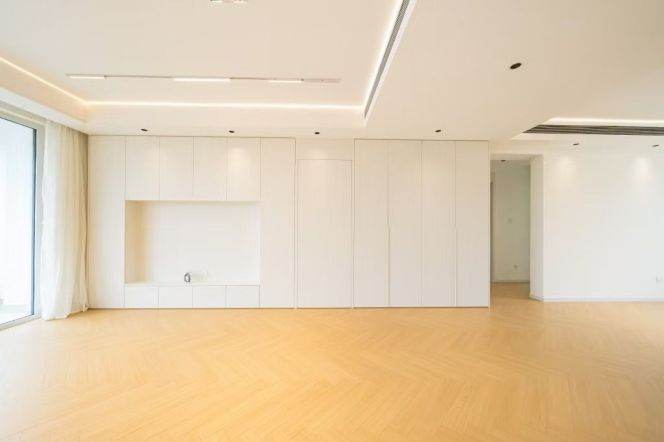 High-Floor 3BR Apartment at Top Of City (L13)