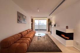 Spacious 2BR Apartment near Jiangsu Rd Metro (L2/L11)