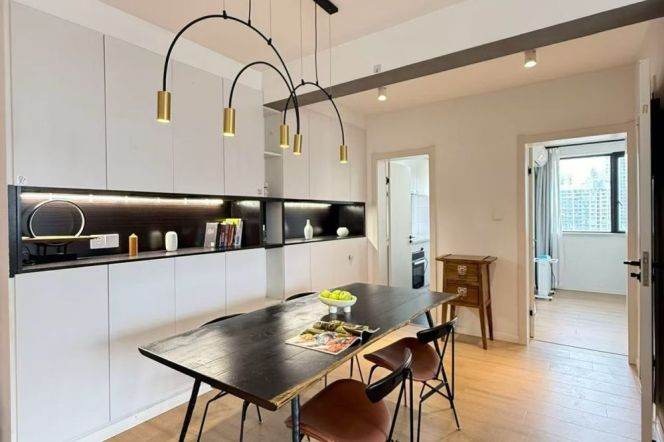 High-Ceiling 2BR Apartment in Jing'an with Outstanding View (L14)