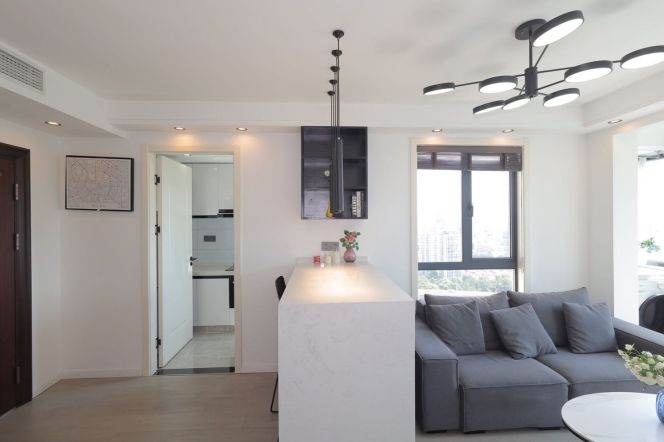 High-Floor 1BR Apartment at Top Of City (L13)