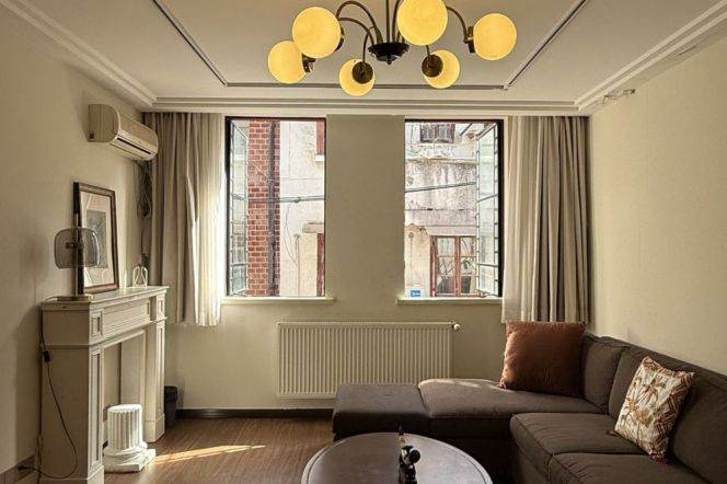 3BR Lane House in Jing'an with Private Garden