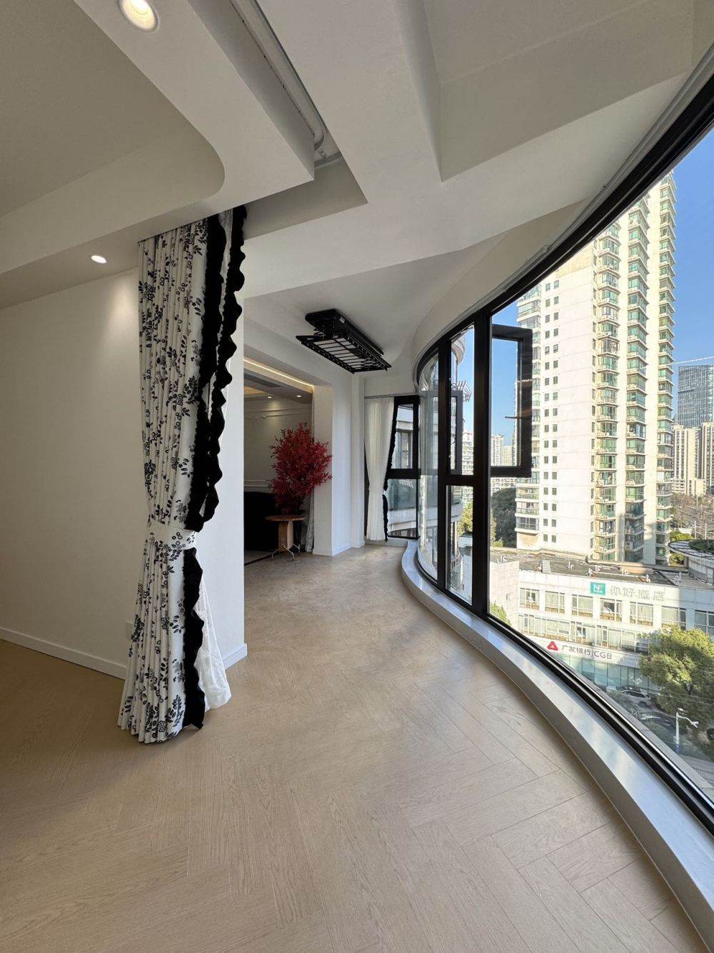 Housing image — Balcony