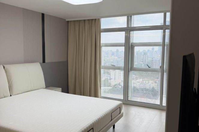 Spacious 3BR Apartment in Jing'an