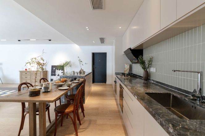 High-Floor 4BR Apartment in Jing'an (L7/L13)