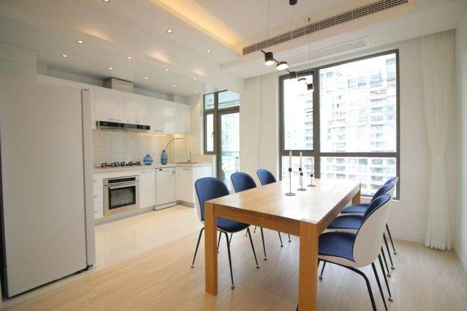 High-Floor 3BR Apartment at Top Of City (L13)