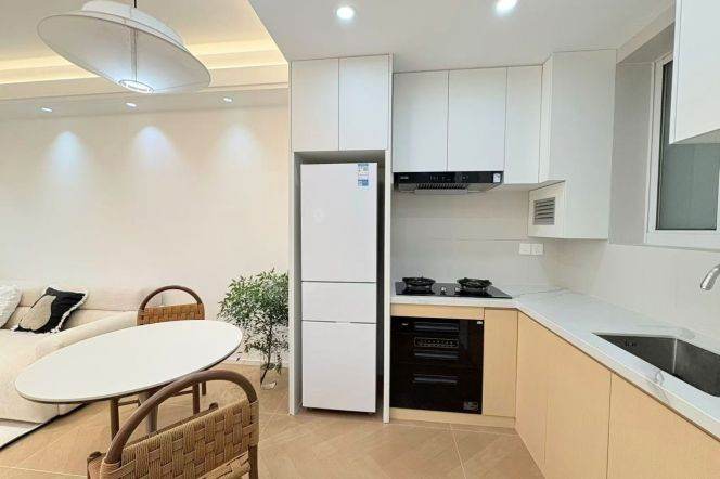 1BR Apartment near Jiangsu Rd Metro (L2/L11)