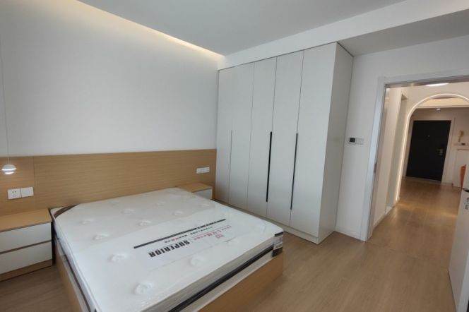 High-Floor 2BR Apartment near Zhongshan Park (L2/L3/L4)