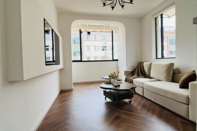 1BR Apartment in Gubei (L10)
