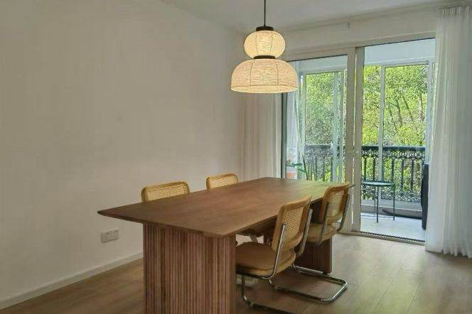 Spacious 3BR Apartment in Jing'an