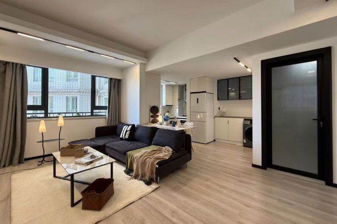 High-Floor Spacious 1BR Apartment in Jing'an