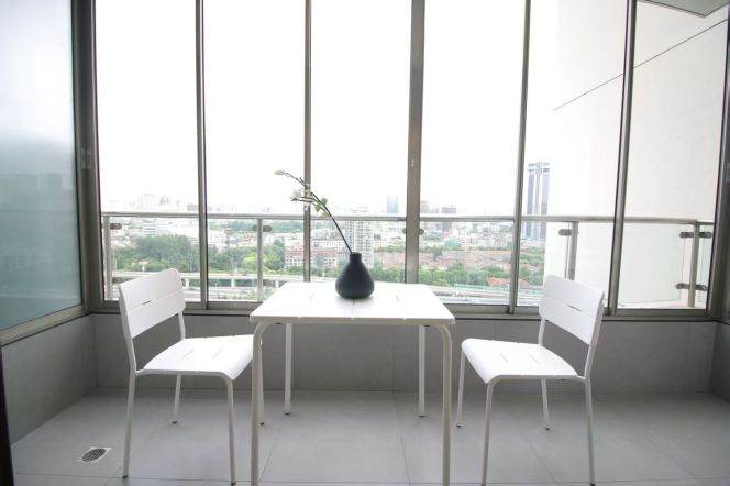 High-Floor 3BR Apartment at Top Of City (L13)