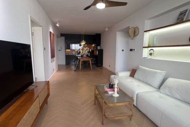 High-Floor Spacious 2BR Apartment near Zhongshan Park (L2/L3/L4)