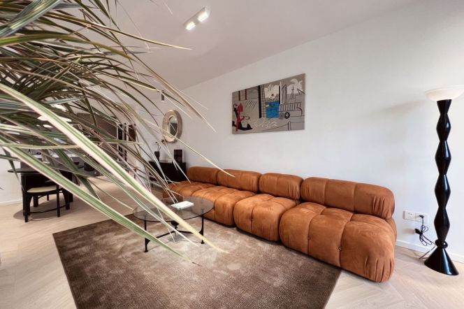 Spacious 2BR Apartment in Jing'an (L2/L11)
