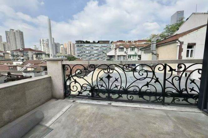 2BR Lane House in Jing'an with Terrace