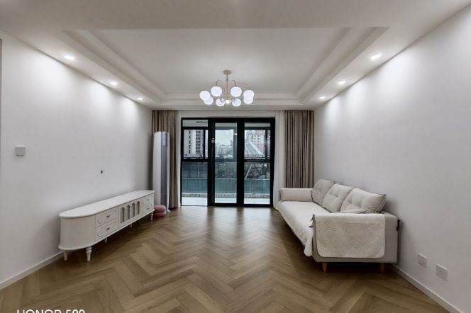 3BR Apartment near Jiangsu Rd Metro with Green View