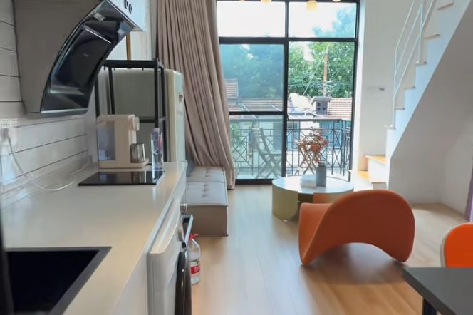 High-Ceiling 1BR Lane House near IAPM with Floor-to-Ceiling Windows