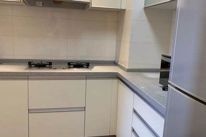 High-Floor 3BR Apartment near East China Normal University Zhongshan Bei Lu Campus (L7)