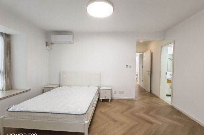 3BR Apartment near Jiangsu Rd Metro with Green View