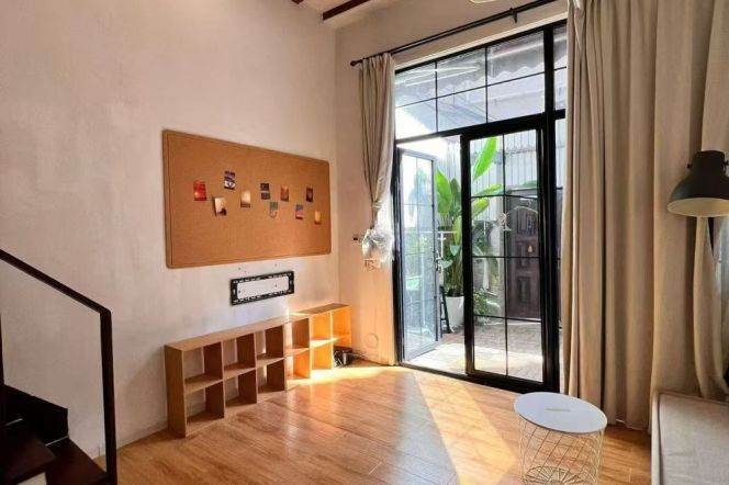 1BR Lane House near South Shaanxi Rd Metro with Terrace