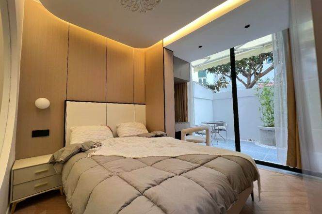 1BR Apartment near Jing'an Temple with Terrace