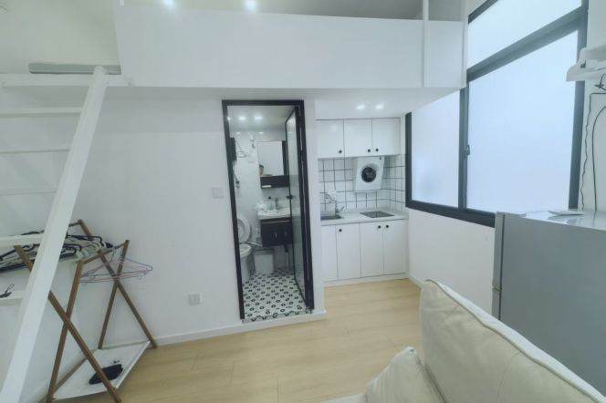1BR Lane House with Terrace (L9)