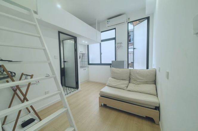 1BR Lane House with Terrace (L9)