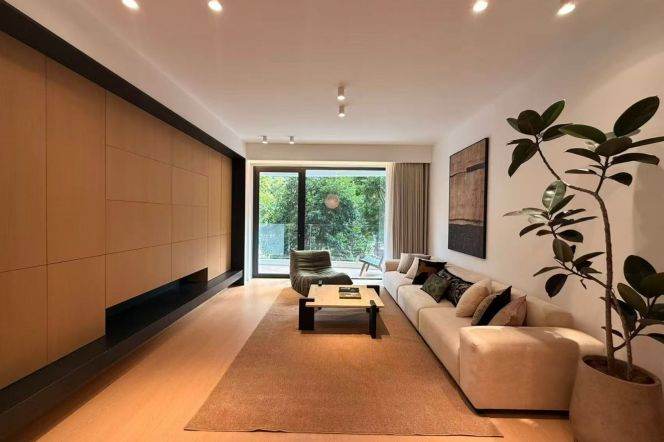 4BR Apartment near Zhongshan Park with Green View