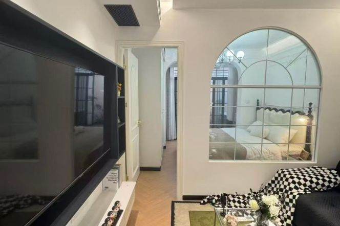 1BR Apartment near Jiangsu Rd Metro with Terrace (L2/L11)