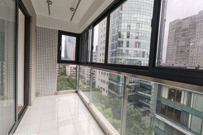 3BR Apartment near Jiangsu Rd Metro with Green View