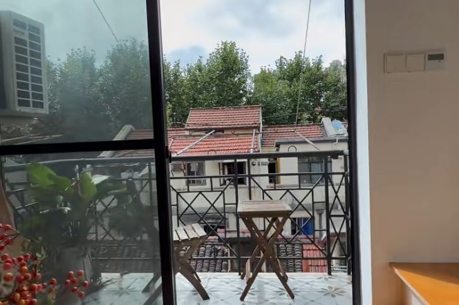 High-Ceiling 1BR Lane House near IAPM with Floor-to-Ceiling Windows