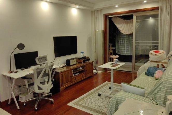 High-Floor High-Ceiling 2BR Apartment near Changning Library with Outstanding View (L2)
