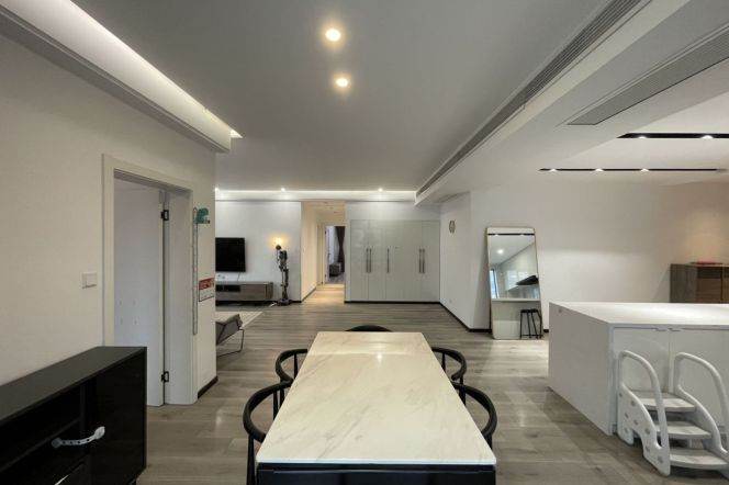 High-Floor Spacious 3BR Apartment near Zhongshan Park with Floor-to-Ceiling Windows (L2/L3/L4)