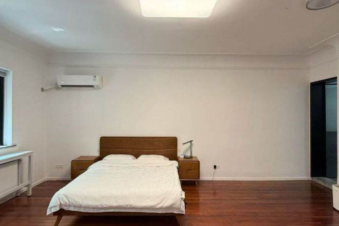 Spacious High-Ceiling 1BR Apartment in Old Xuhui with Floor-to-Ceiling Windows (L1/L10)