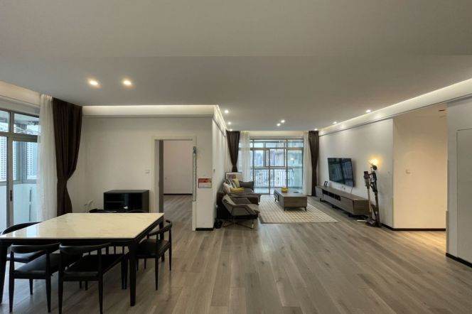 High-Floor Spacious 3BR Apartment near Zhongshan Park with Floor-to-Ceiling Windows (L2/L3/L4)