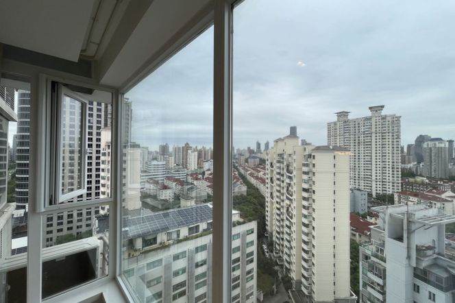 2BR Apartment near West Yan'An Rd Metro with Floor-to-Ceiling Windows (L3/L4)