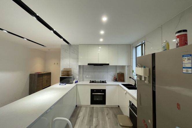 High-Floor Spacious 3BR Apartment near Zhongshan Park with Floor-to-Ceiling Windows (L2/L3/L4)