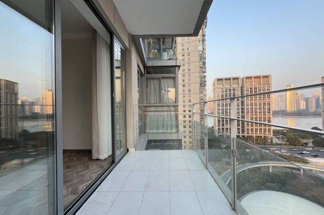 Spacious 3BR Apartment near Xiaonanmen Metro with Floor-to-Ceiling Windows