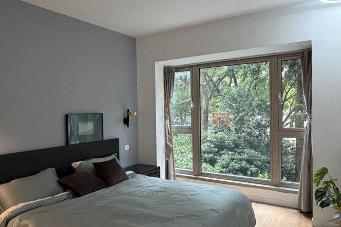 3BR Apartment near Jing'an Temple with Green View