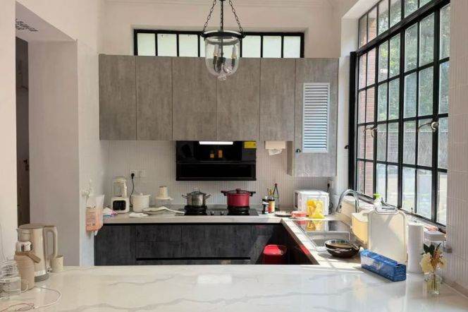 Spacious High-Ceiling 1BR Apartment in Old Xuhui with Floor-to-Ceiling Windows (L1/L10)