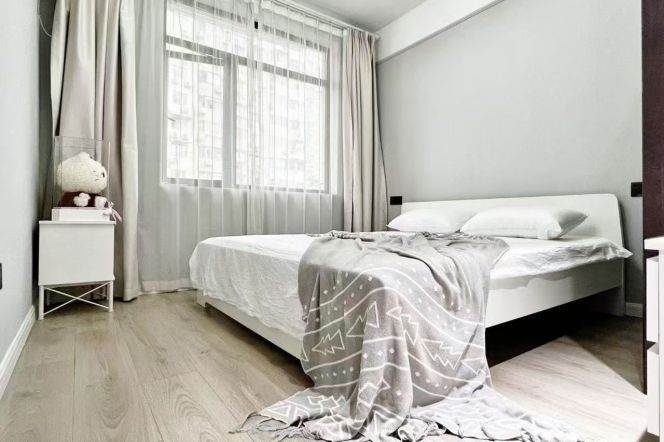 2BR Apartment near Jiangsu Rd Metro
