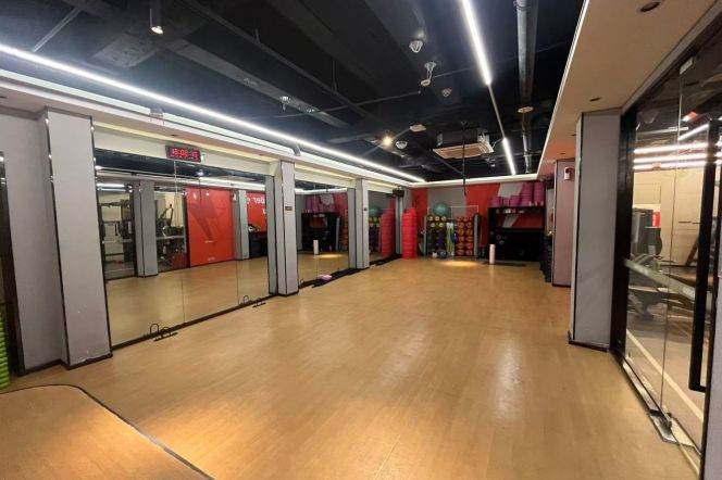 Spacious Studio Commercial Space at Le Fit