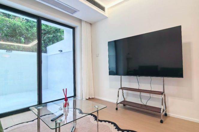 1BR Apartment in Jing'an with Private Garden